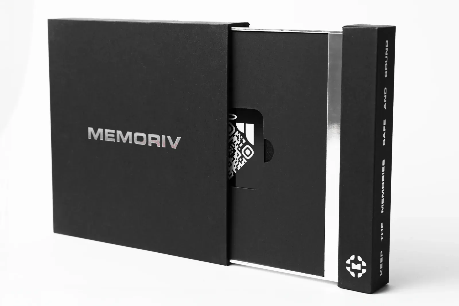 Square Memoriv medallion in its presentation box